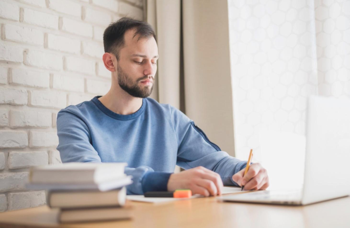 Momento di scrittura creativa in un ambiente accogliente